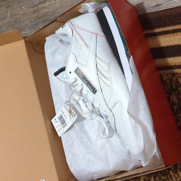 Leather Classic Reeboks - Picture 2 of 5